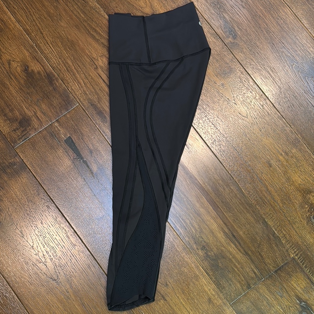 Lululemon - 21” Inseam - Black High-Rise Vented Laser Print Leggings - Size: 4